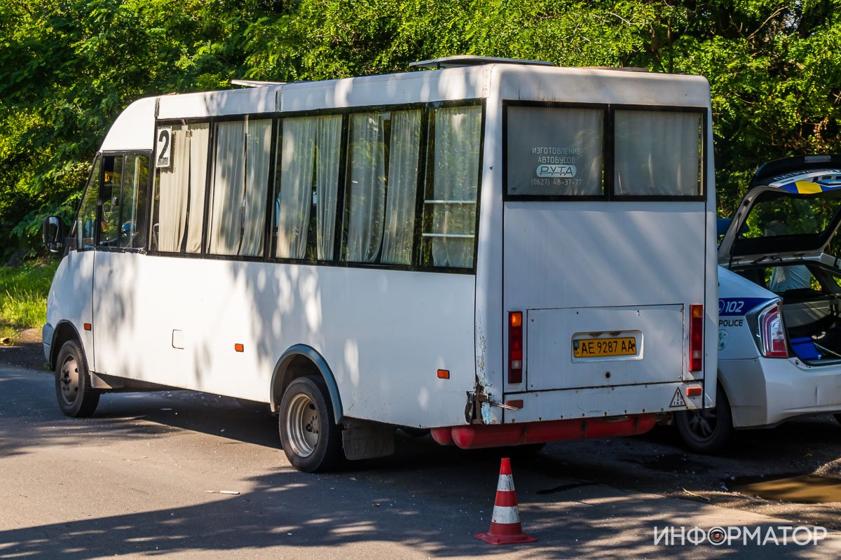 Предварительно, водитель ВАЗа зацепил маршрутку, пытаясь ее объехать