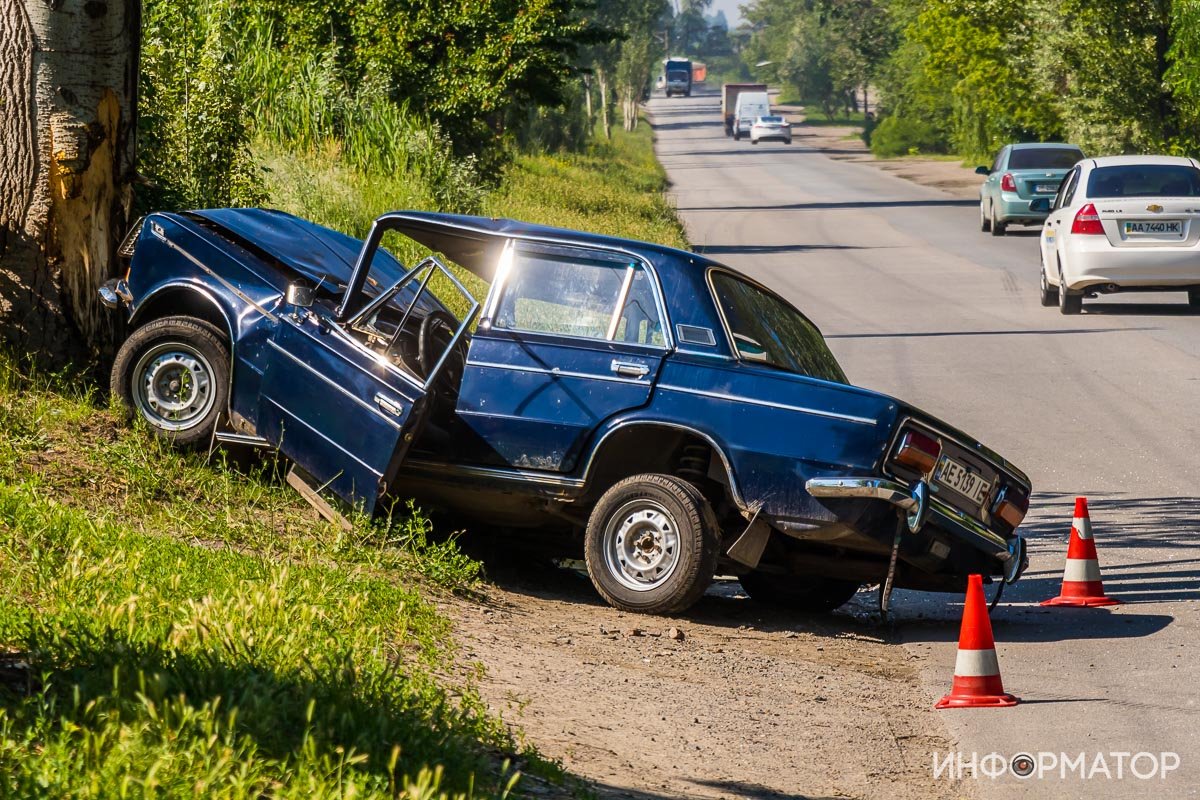 Автомобиль врезался в дерево