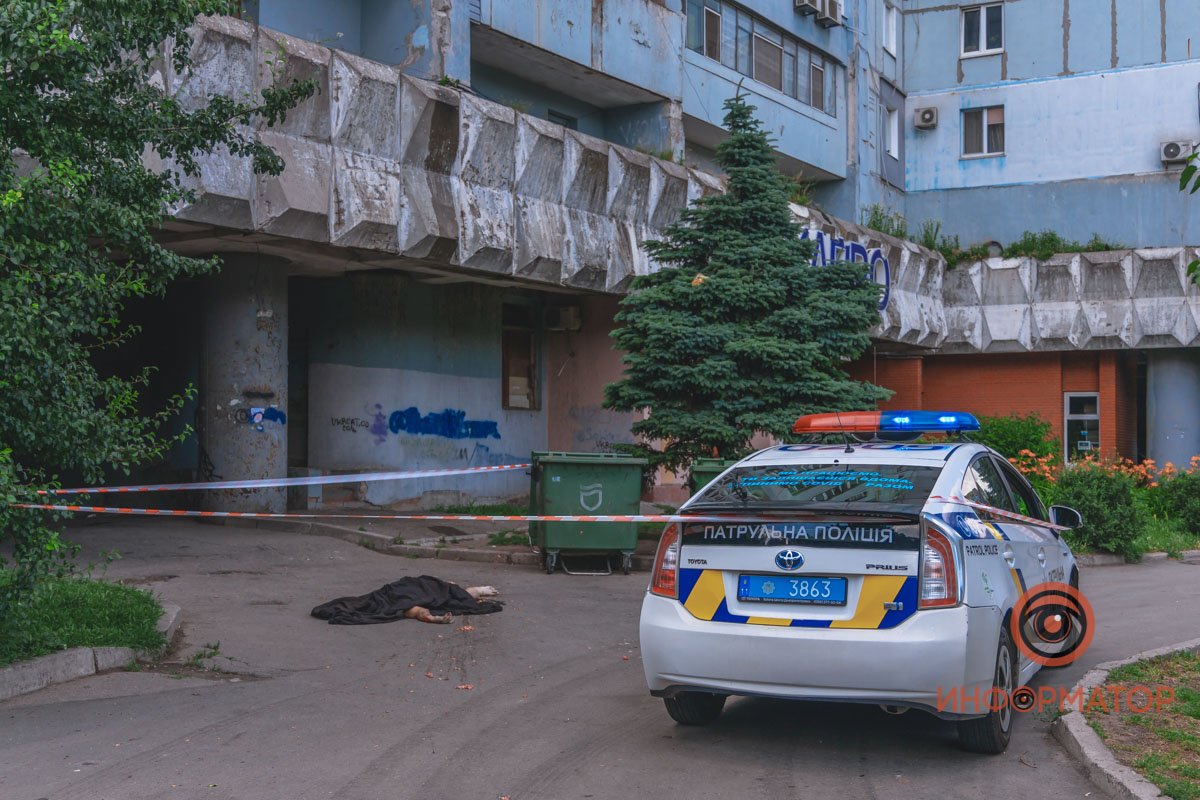 Предварительно, мужчина покончил с собой, выпрыгнув из окна на 13-м этаже