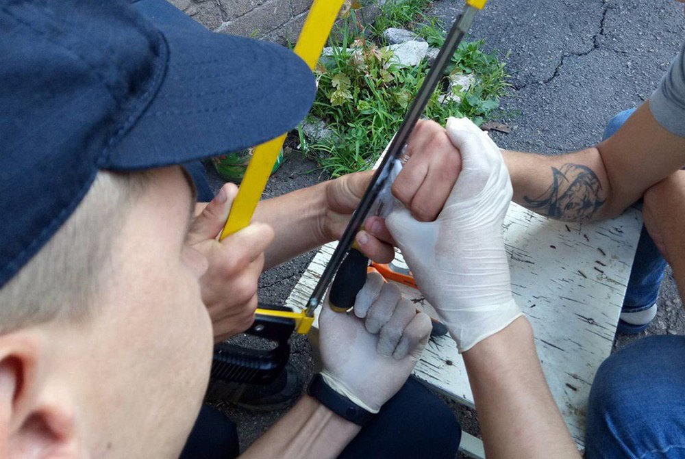 Кольцо распилили с помощью ножовки по металлу Кольцо распилили с помощью ножовки по металлу