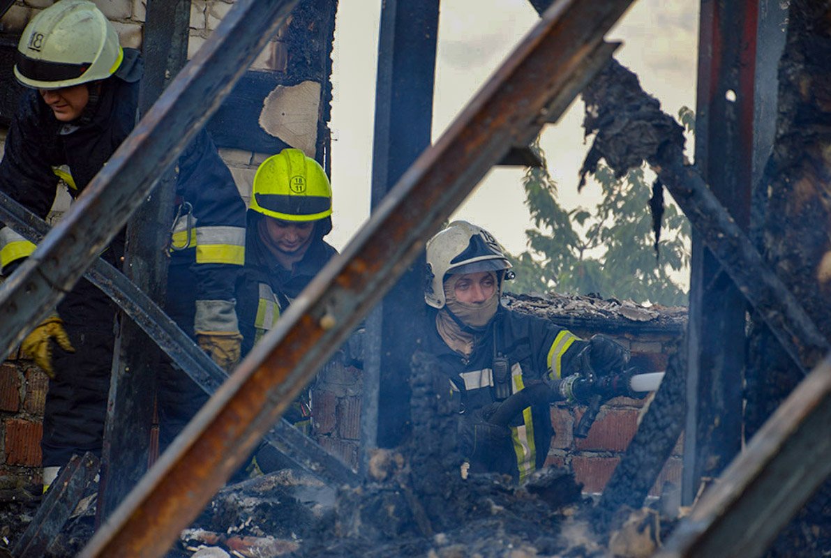 Огонь охватил крышу и второй этаж Огонь охватил крышу и второй этаж