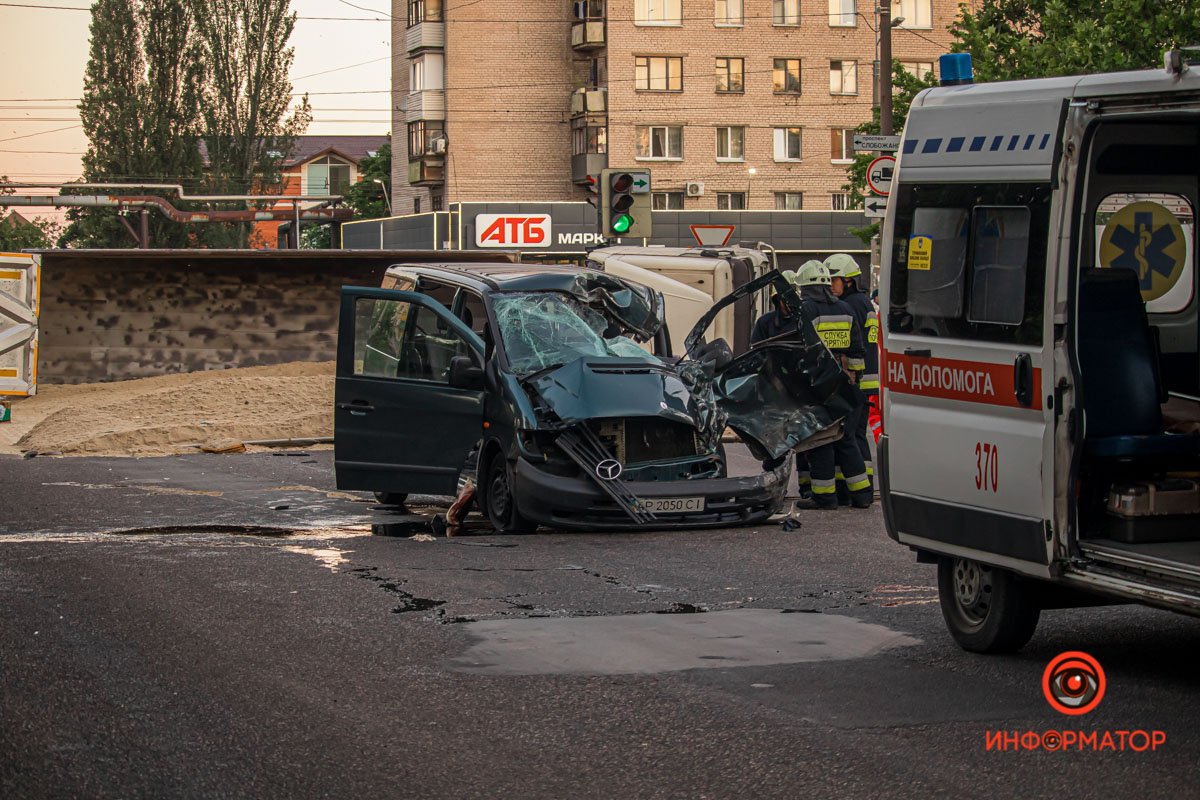 В Днепре на Байкальской столкнулись DAF с песком и Mercedes с пчелиными ульями: один человек погиб, ребенка забрала скорая 1