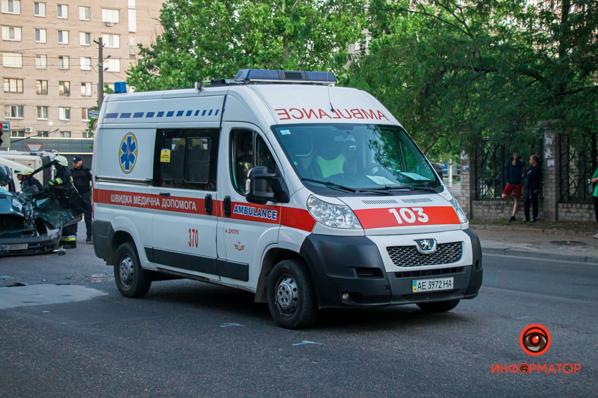 В Днепре на Байкальской столкнулись DAF с песком и Mercedes с пчелиными ульями: один человек погиб, ребенка забрала скорая 2