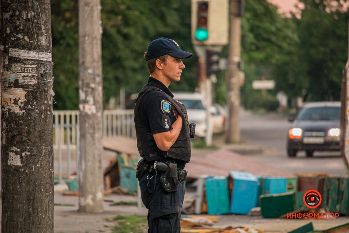 В Днепре на Байкальской столкнулись DAF с песком и Mercedes с пчелиными ульями: один человек погиб, ребенка забрала скорая 3