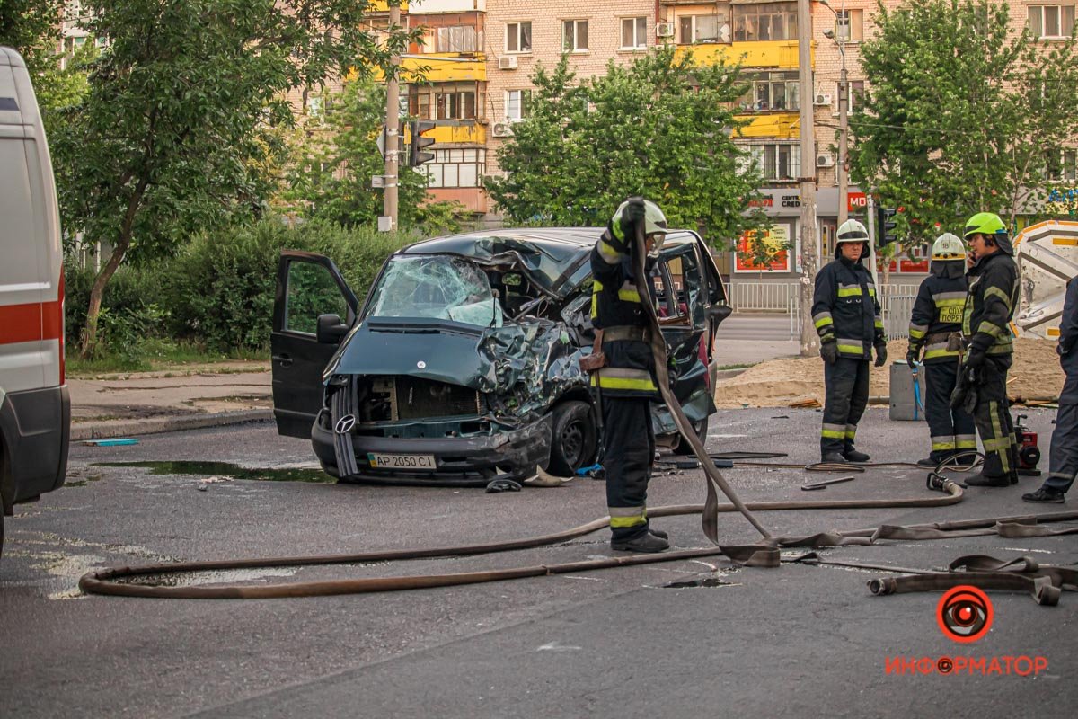 В Днепре на Байкальской столкнулись DAF с песком и Mercedes с пчелиными ульями: один человек погиб, ребенка забрала скорая 4