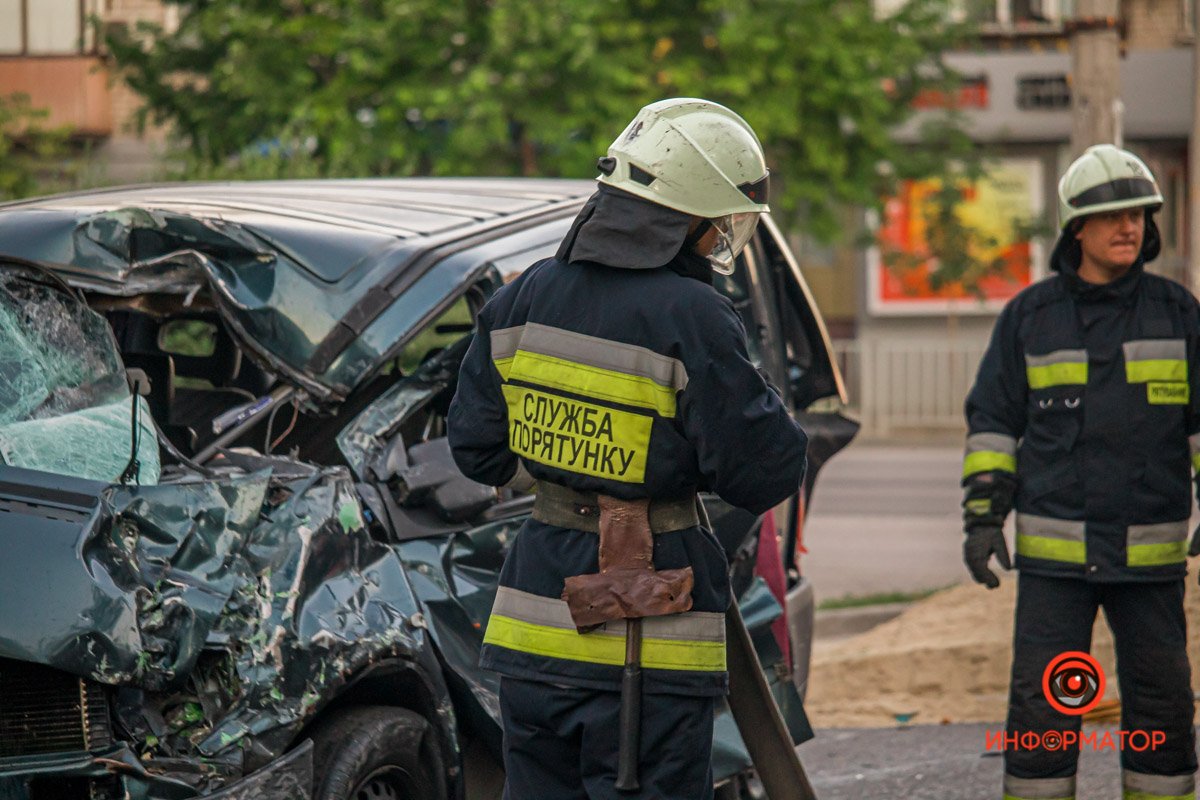 В Днепре на Байкальской столкнулись DAF с песком и Mercedes с пчелиными ульями: один человек погиб, ребенка забрала скорая 5