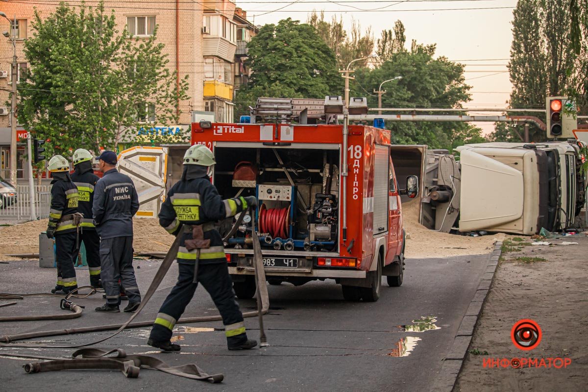 В Днепре на Байкальской столкнулись DAF с песком и Mercedes с пчелиными ульями: один человек погиб, ребенка забрала скорая 6