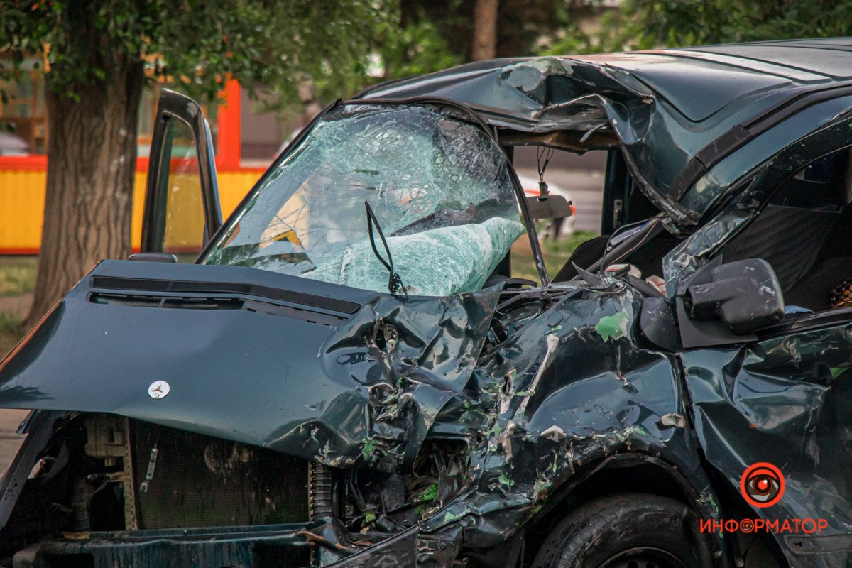 В Днепре на Байкальской столкнулись DAF с песком и Mercedes с пчелиными ульями: один человек погиб, ребенка забрала скорая 7
