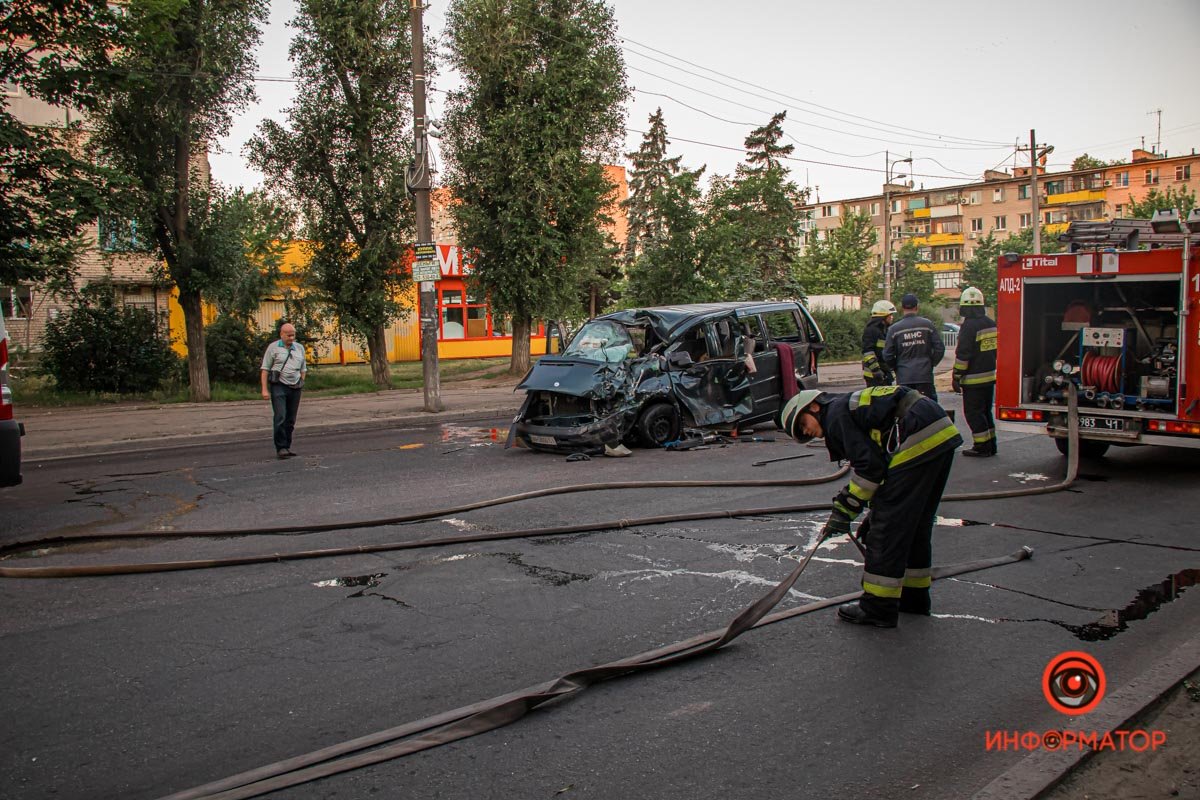 В Днепре на Байкальской столкнулись DAF с песком и Mercedes с пчелиными ульями: один человек погиб, ребенка забрала скорая 8