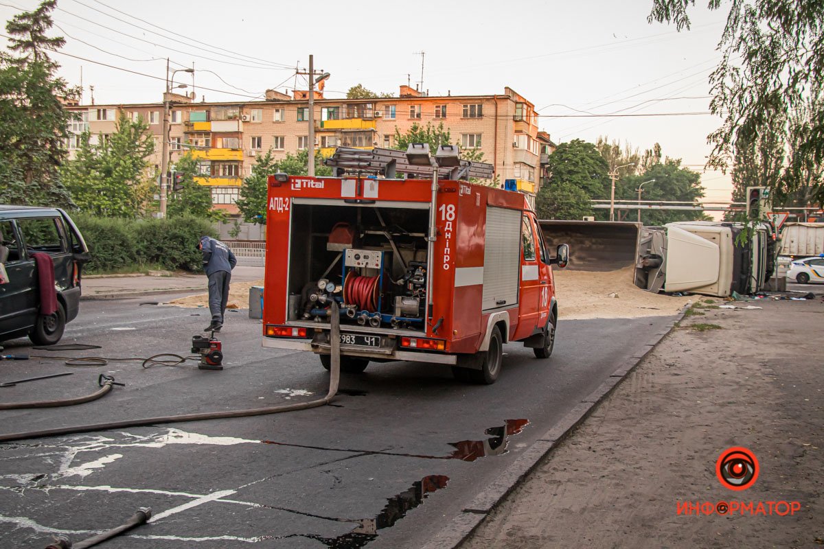 В Днепре на Байкальской столкнулись DAF с песком и Mercedes с пчелиными ульями: один человек погиб, ребенка забрала скорая 9
