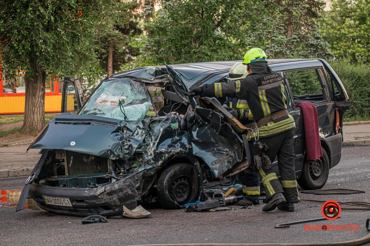 В Днепре на Байкальской столкнулись DAF с песком и Mercedes с пчелиными ульями: один человек погиб, ребенка забрала скорая 10