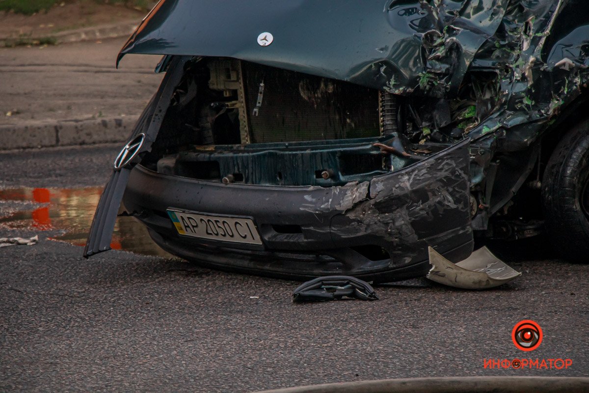 В Днепре на Байкальской столкнулись DAF с песком и Mercedes с пчелиными ульями: один человек погиб, ребенка забрала скорая 11