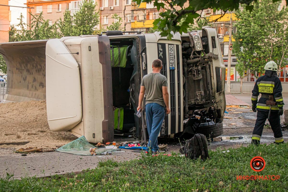 В Днепре на Байкальской столкнулись DAF с песком и Mercedes с пчелиными ульями: один человек погиб, ребенка забрала скорая 13
