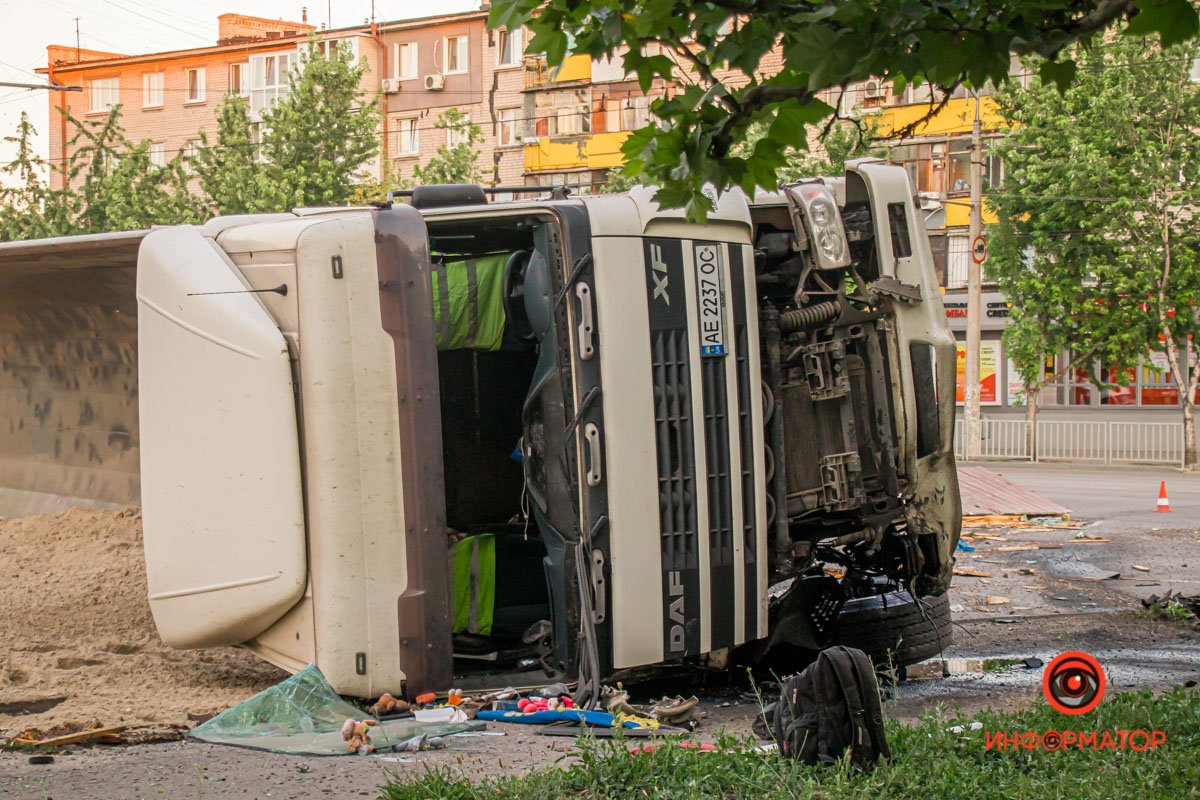 В Днепре на Байкальской столкнулись DAF с песком и Mercedes с пчелиными ульями: один человек погиб, ребенка забрала скорая 14