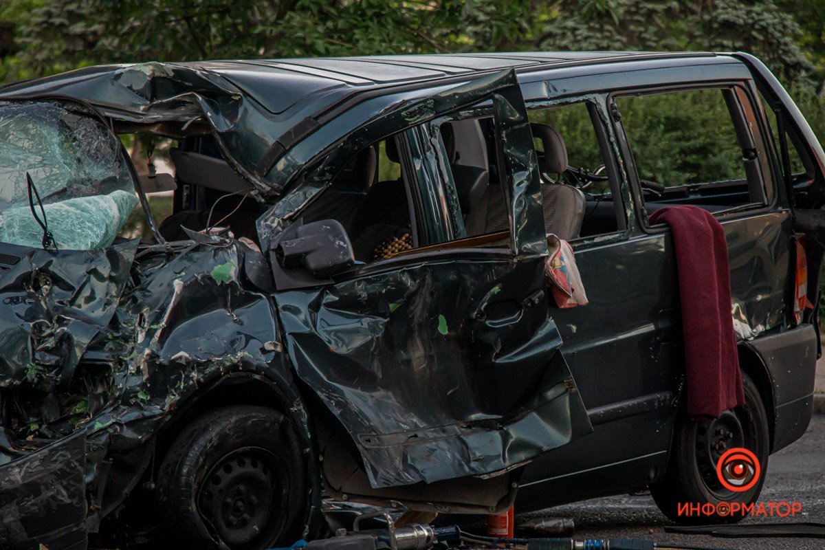 В Днепре на Байкальской столкнулись DAF с песком и Mercedes с пчелиными ульями: один человек погиб, ребенка забрала скорая 15