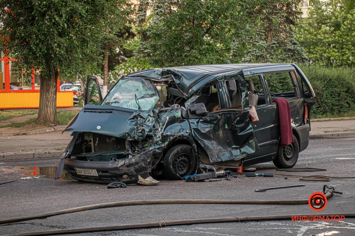 В Днепре на Байкальской столкнулись DAF с песком и Mercedes с пчелиными ульями: один человек погиб, ребенка забрала скорая 16