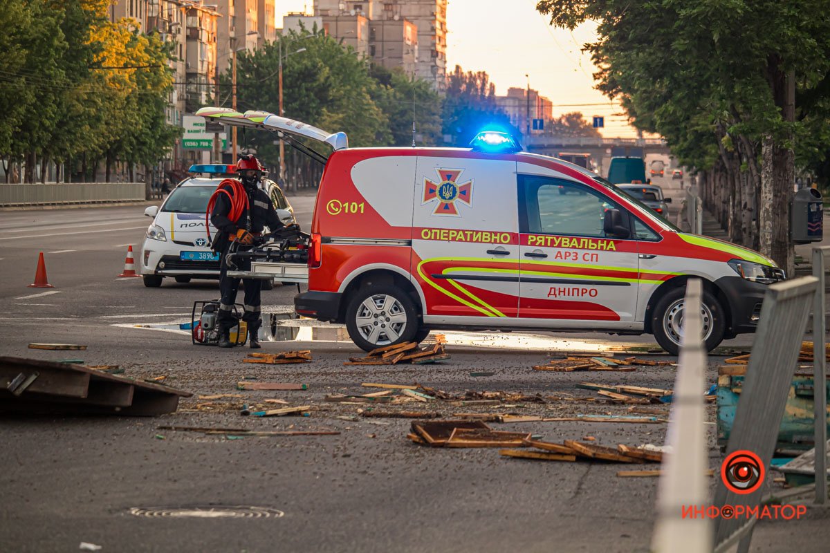 В Днепре на Байкальской столкнулись DAF с песком и Mercedes с пчелиными ульями: один человек погиб, ребенка забрала скорая 17