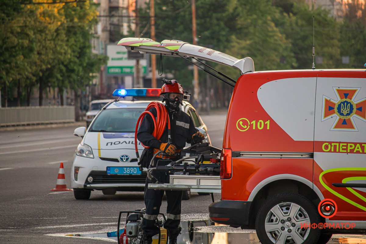 В Днепре на Байкальской столкнулись DAF с песком и Mercedes с пчелиными ульями: один человек погиб, ребенка забрала скорая 18