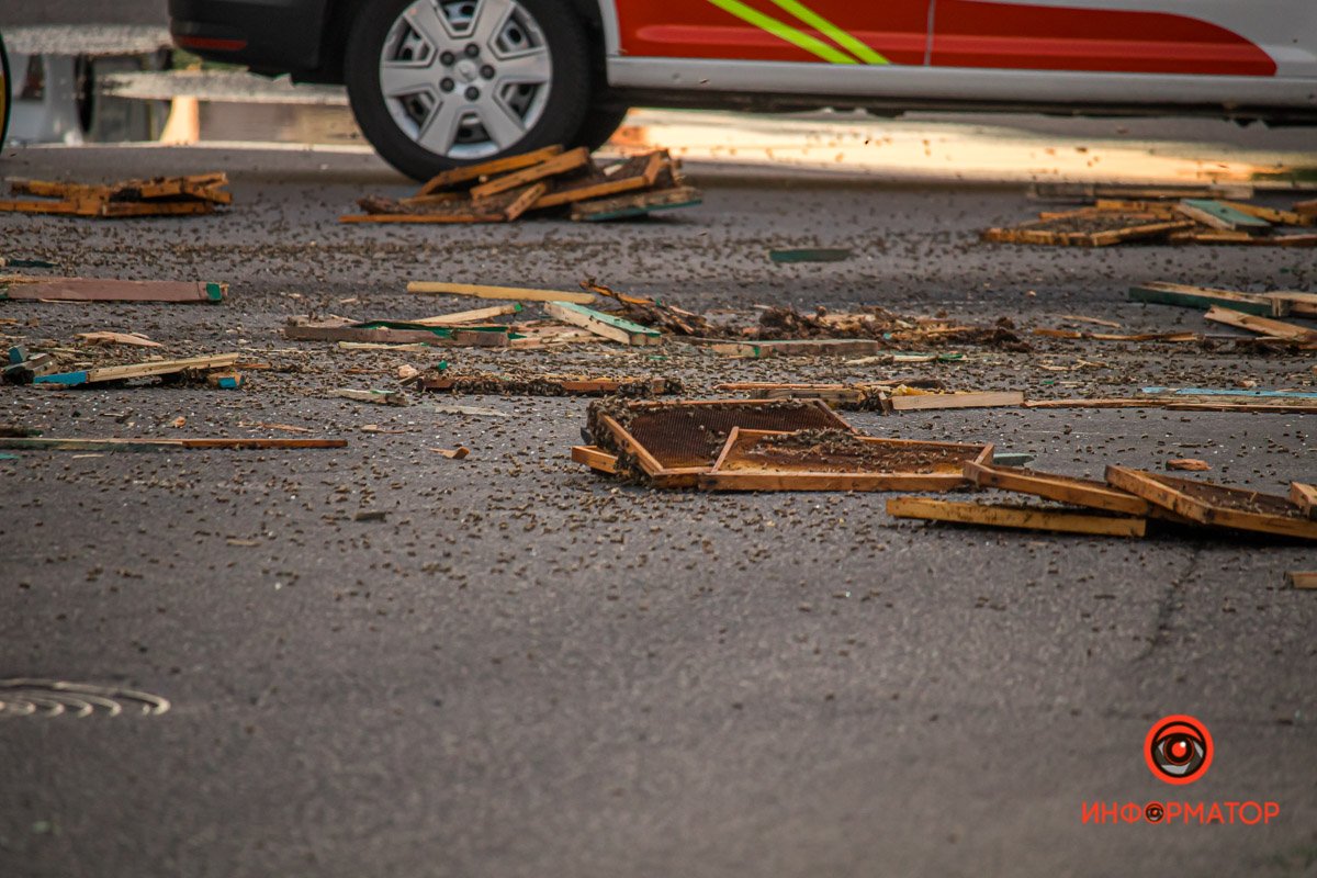 В Днепре на Байкальской столкнулись DAF с песком и Mercedes с пчелиными ульями: один человек погиб, ребенка забрала скорая 19