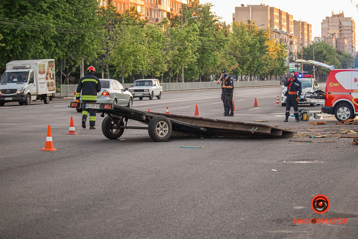В Днепре на Байкальской столкнулись DAF с песком и Mercedes с пчелиными ульями: один человек погиб, ребенка забрала скорая 20