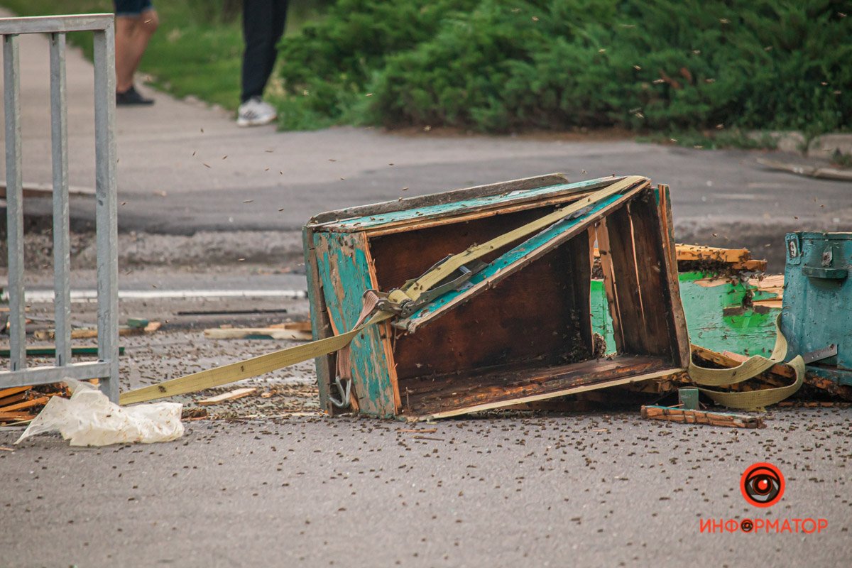 В Днепре на Байкальской столкнулись DAF с песком и Mercedes с пчелиными ульями: один человек погиб, ребенка забрала скорая 21