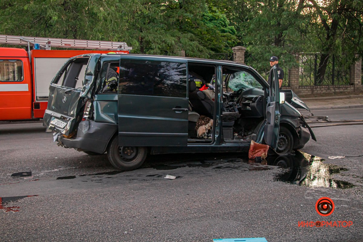 В Днепре на Байкальской столкнулись DAF с песком и Mercedes с пчелиными ульями: один человек погиб, ребенка забрала скорая 23