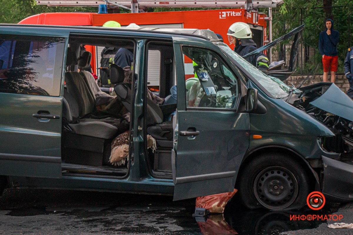В Днепре на Байкальской столкнулись DAF с песком и Mercedes с пчелиными ульями: один человек погиб, ребенка забрала скорая 24