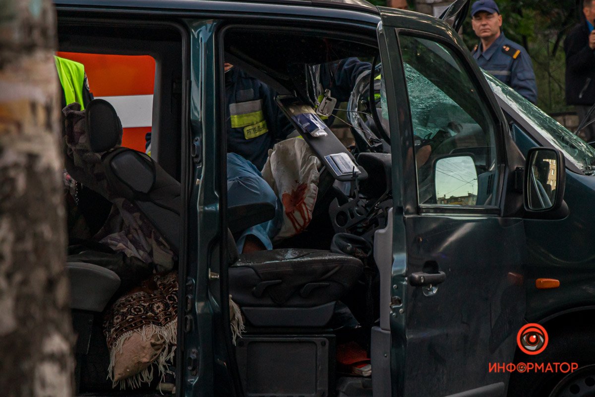 В Днепре на Байкальской столкнулись DAF с песком и Mercedes с пчелиными ульями: один человек погиб, ребенка забрала скорая 25