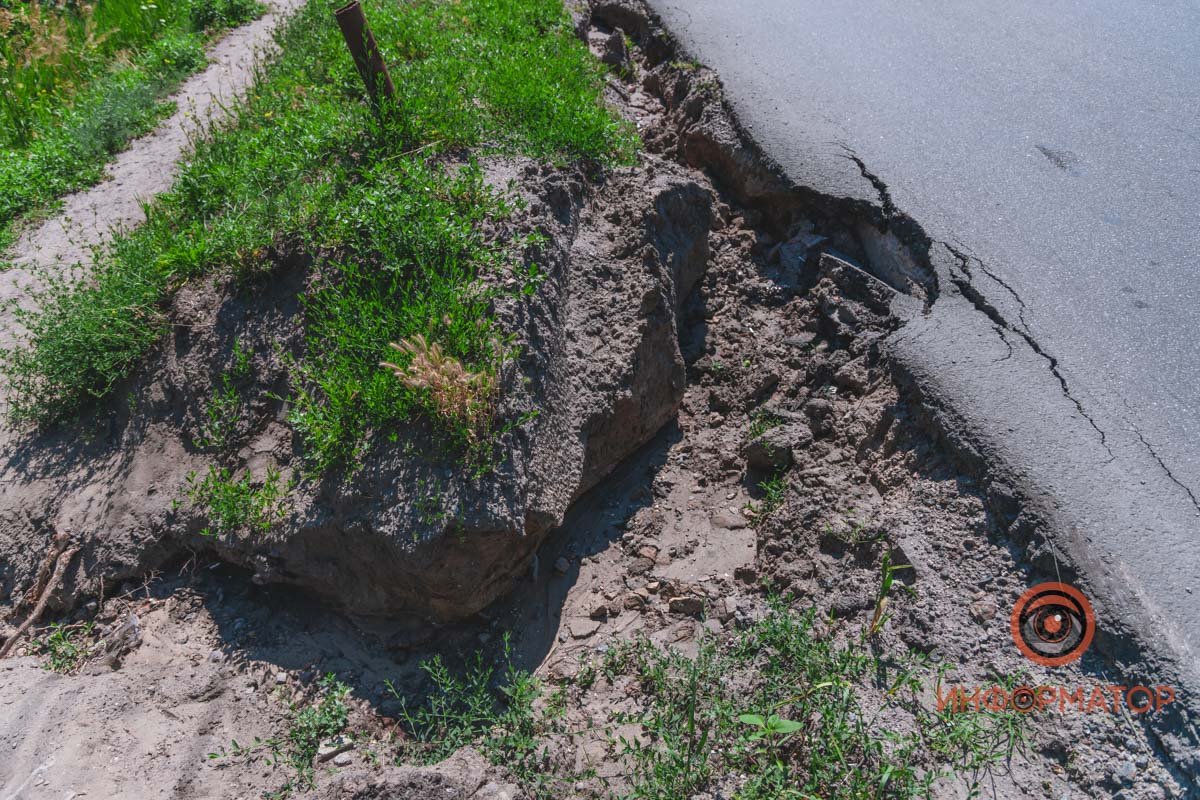 В Днепре после дождей размыло асфальт на Самарском мосту 1