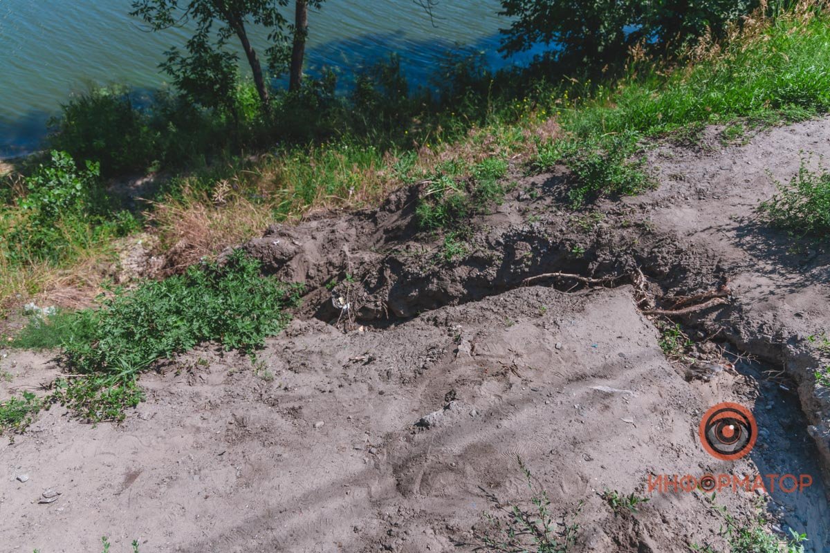 В Днепре после дождей размыло асфальт на Самарском мосту 2