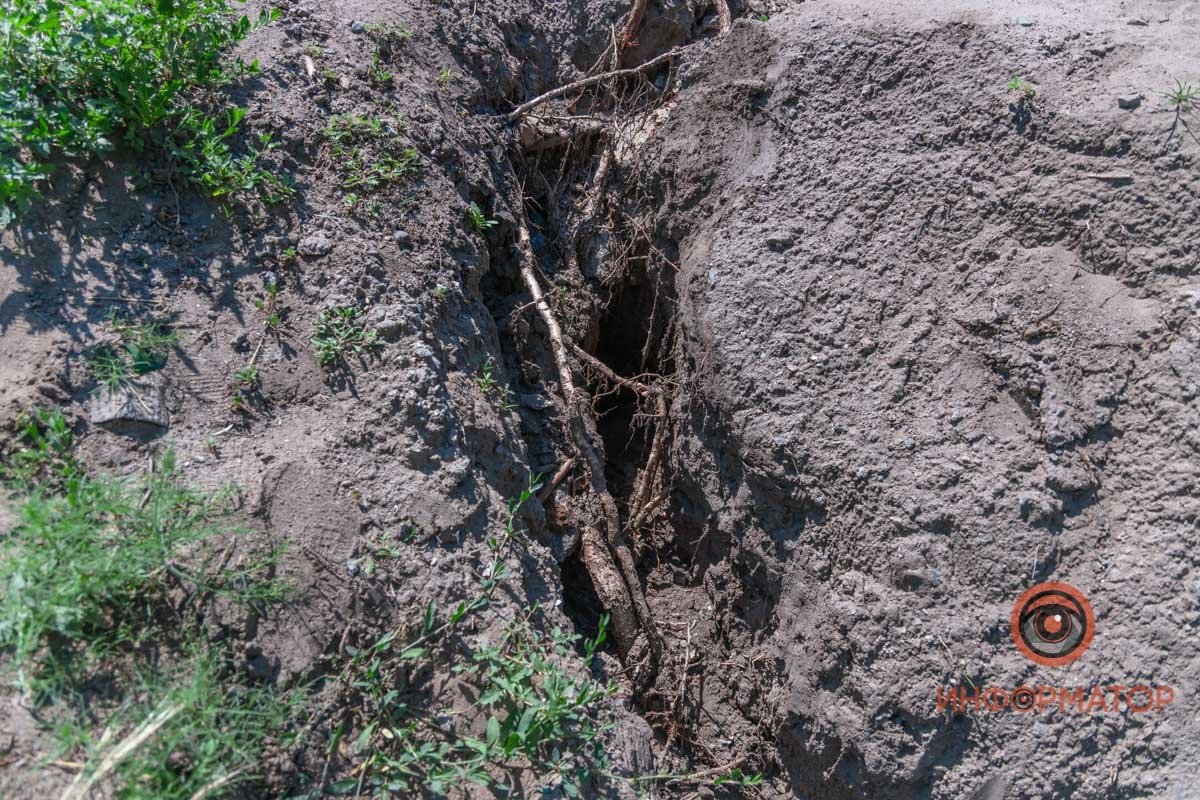 В Днепре после дождей размыло асфальт на Самарском мосту 3