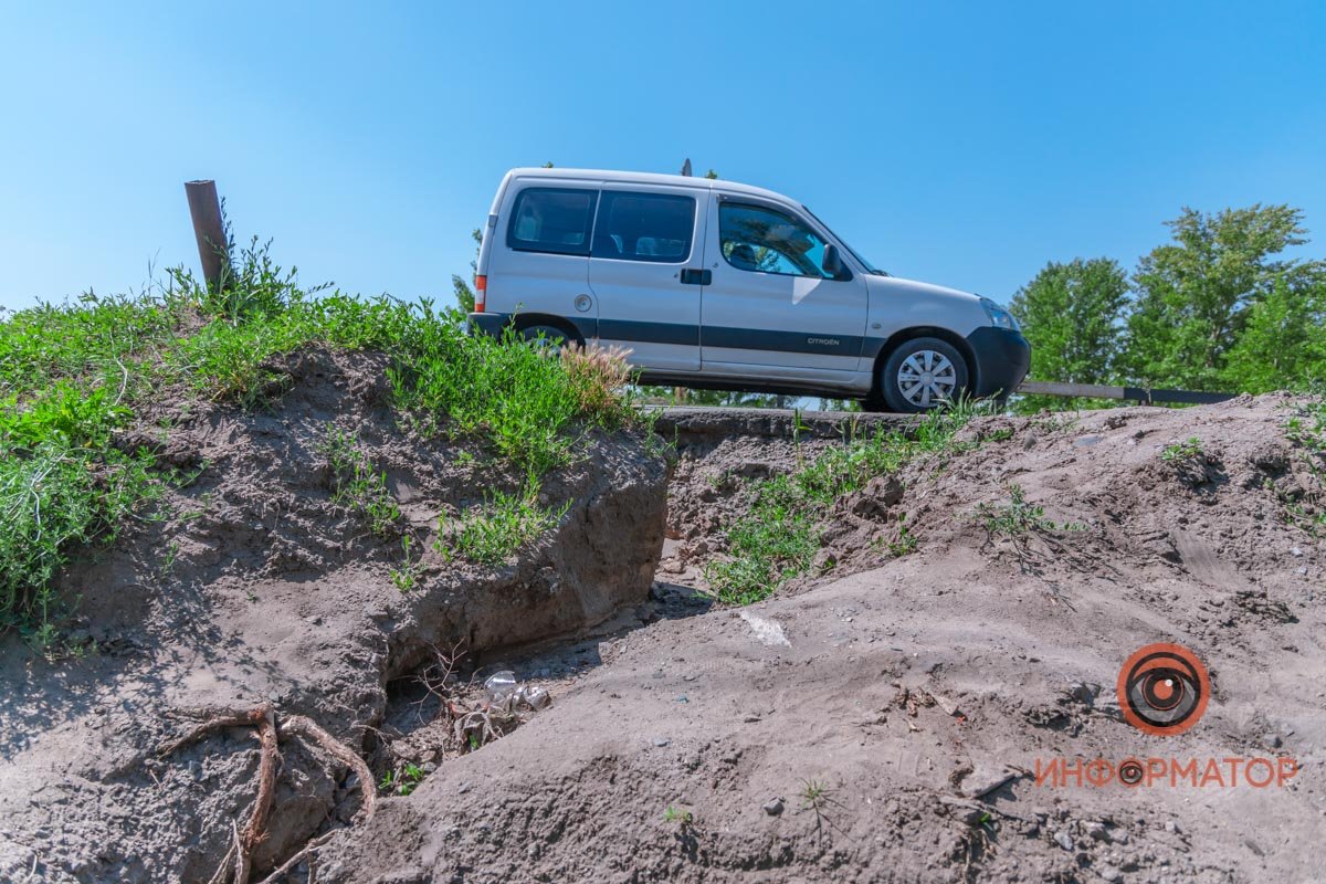 В Днепре после дождей размыло асфальт на Самарском мосту 4