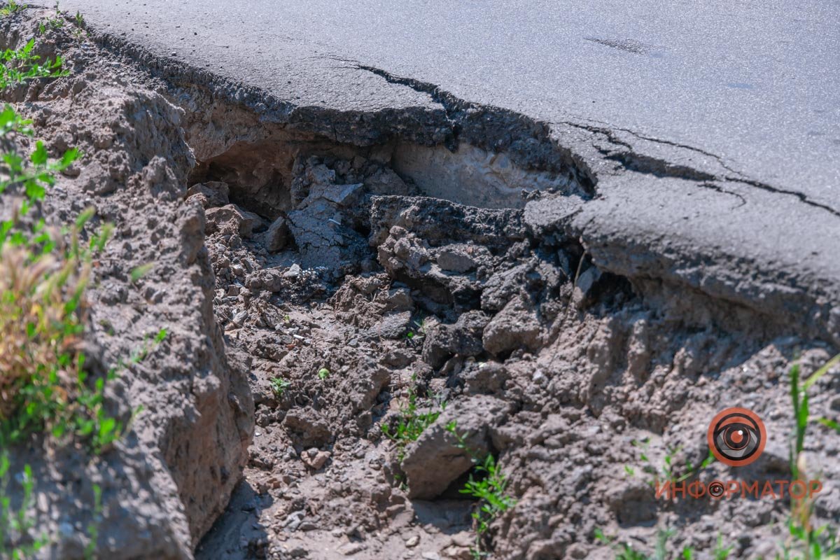 В Днепре после дождей размыло асфальт на Самарском мосту 5