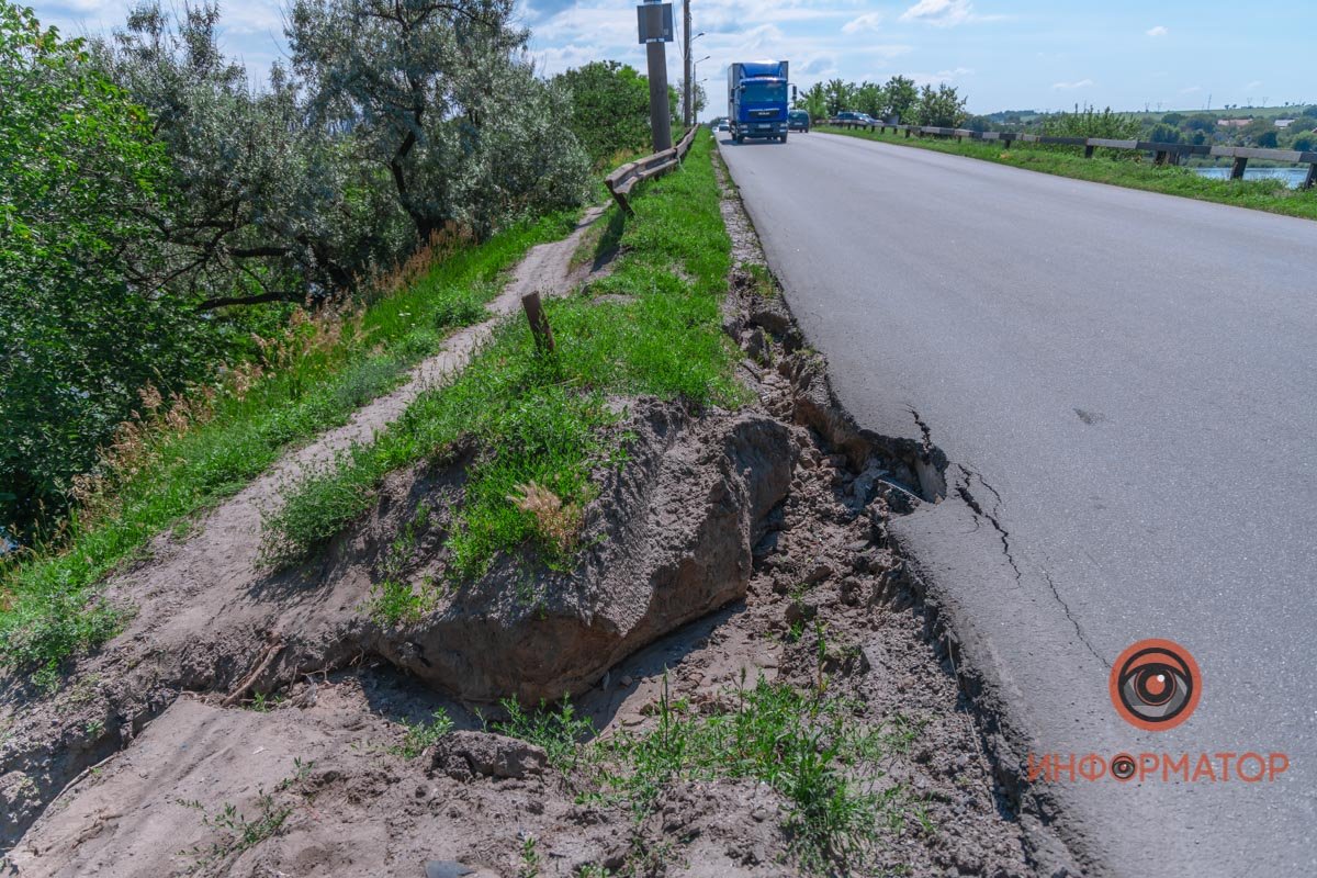 В Днепре после дождей размыло асфальт на Самарском мосту 6