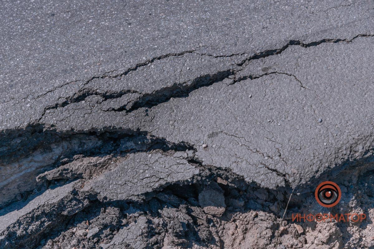 В Днепре после дождей размыло асфальт на Самарском мосту 7