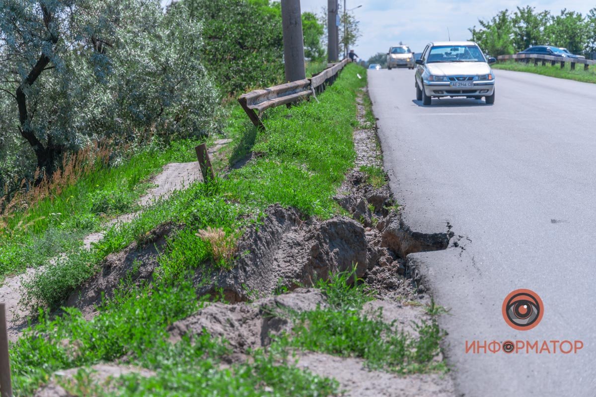 В Днепре после дождей размыло асфальт на Самарском мосту 8