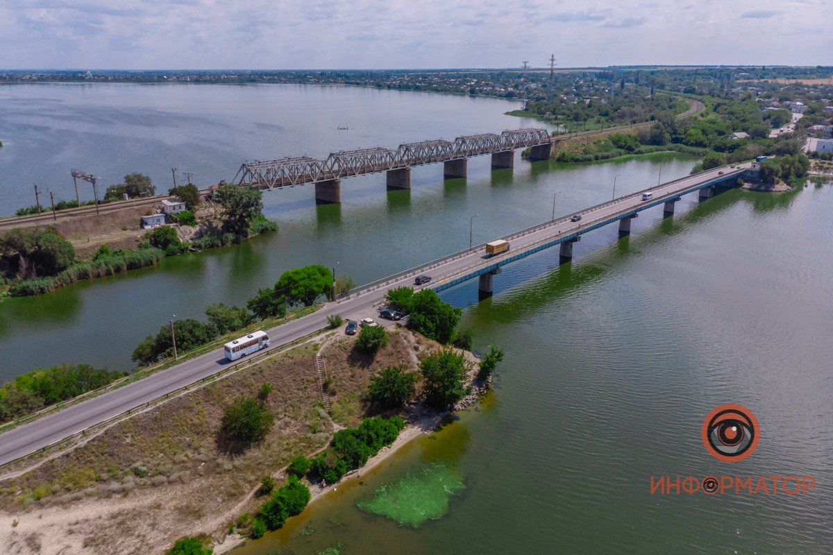 В Днепре после дождей размыло асфальт на Самарском мосту 9