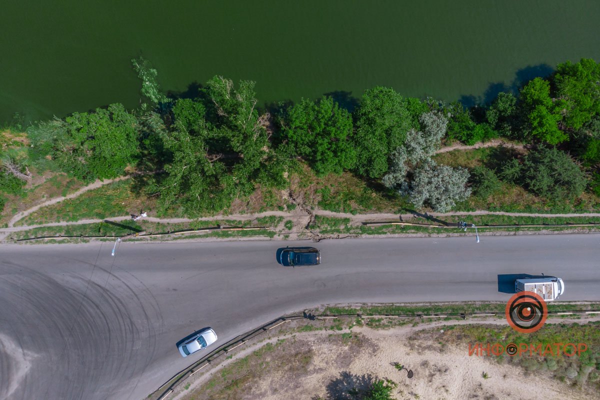 В Днепре после дождей размыло асфальт на Самарском мосту 10