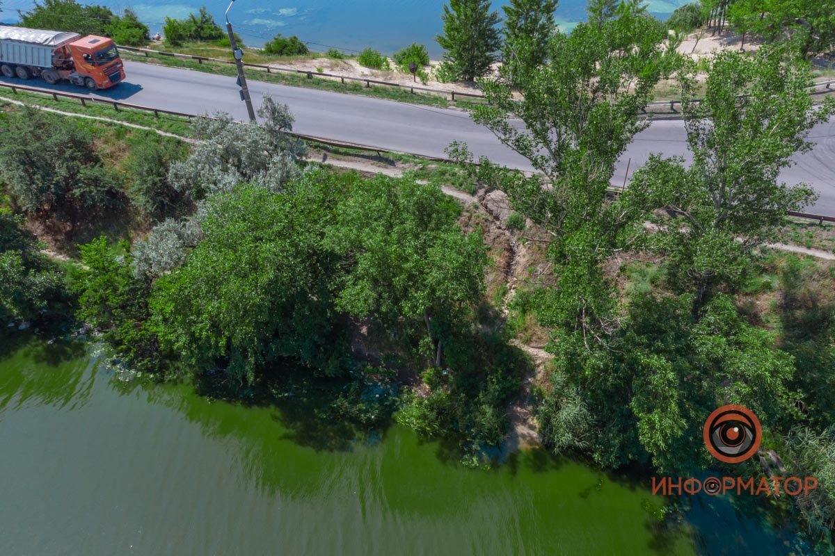 В Днепре после дождей размыло асфальт на Самарском мосту 11