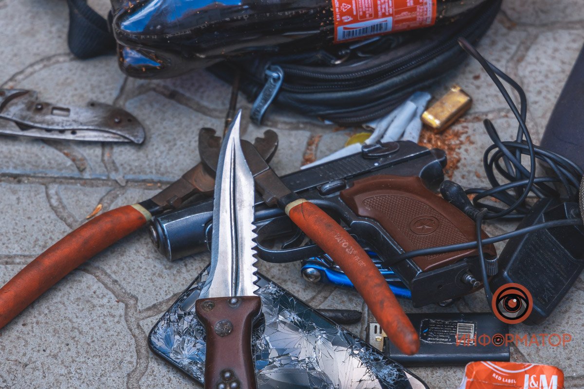 В сумке были ножи и предмет, похожий на пистолет В сумке были ножи и предмет, похожий на пистолет