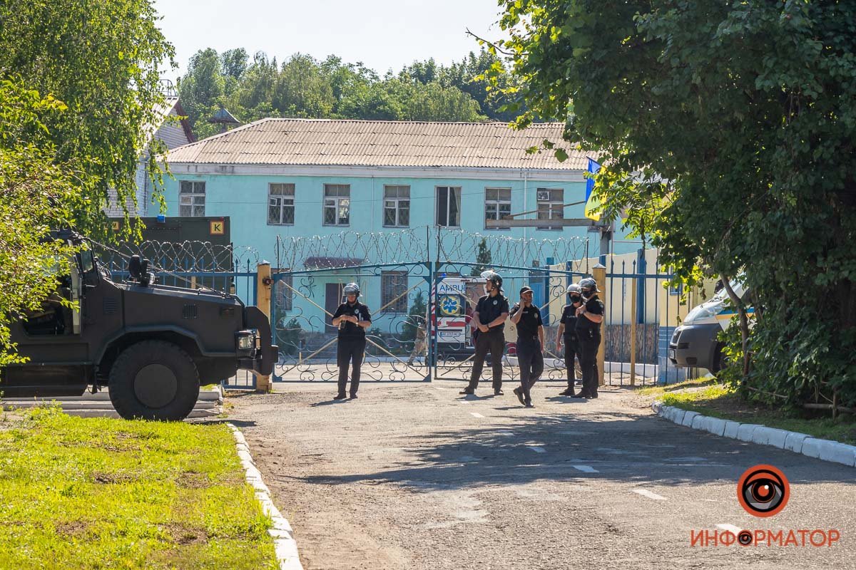 В Днепре на Данилы Галицкого заметили вооруженных правоохранителей и спецтехнику: что происходит 1