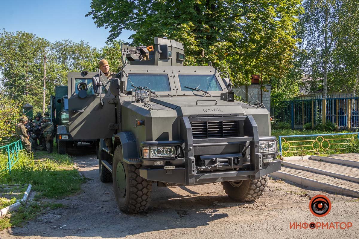 В Днепре на Данилы Галицкого заметили вооруженных правоохранителей и спецтехнику: что происходит 3