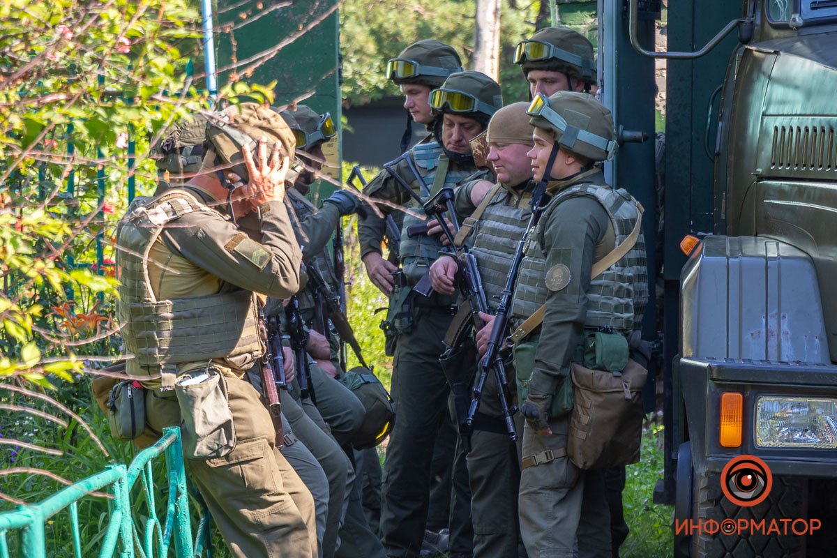 В Днепре на Данилы Галицкого заметили вооруженных правоохранителей и спецтехнику: что происходит 4