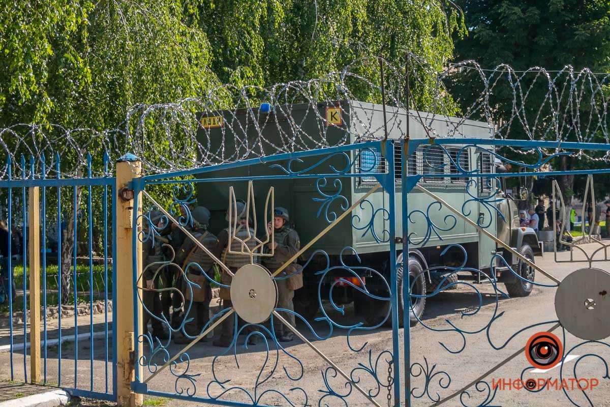 В Днепре на Данилы Галицкого заметили вооруженных правоохранителей и спецтехнику: что происходит 9