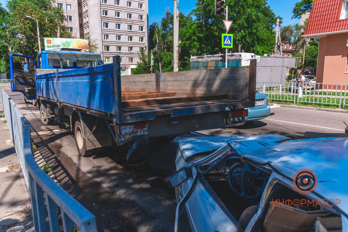 От удара Таврия заехала под Mercedes