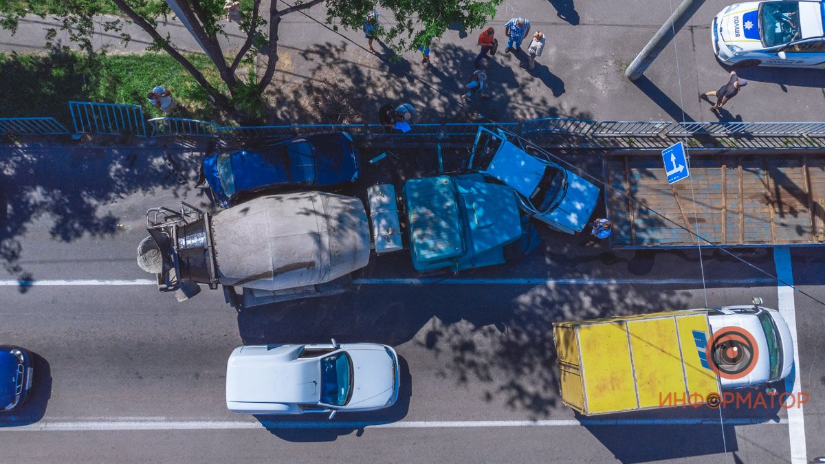 Спасатели смыли водой лужу бензина