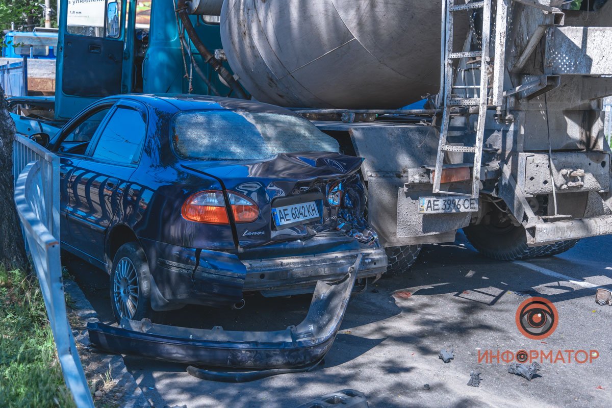 От удара завалилось ограждение