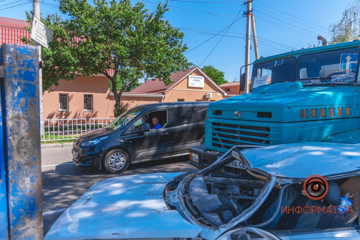 По словам полицейских, КрАЗ ехал со скоростью около 10 километров в час