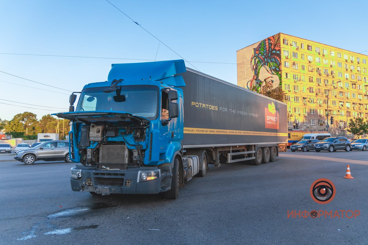 Фура поворачивали на Василия Сухомлинского