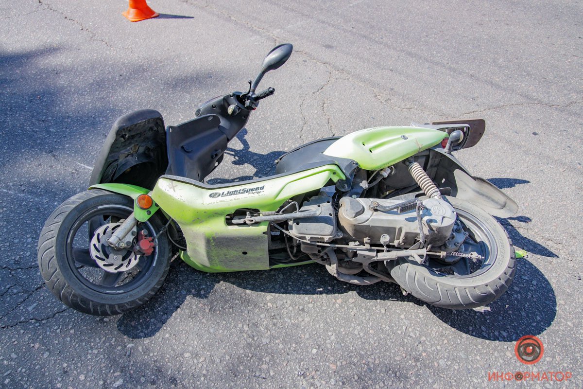 От удара водитель скутера упал на землю